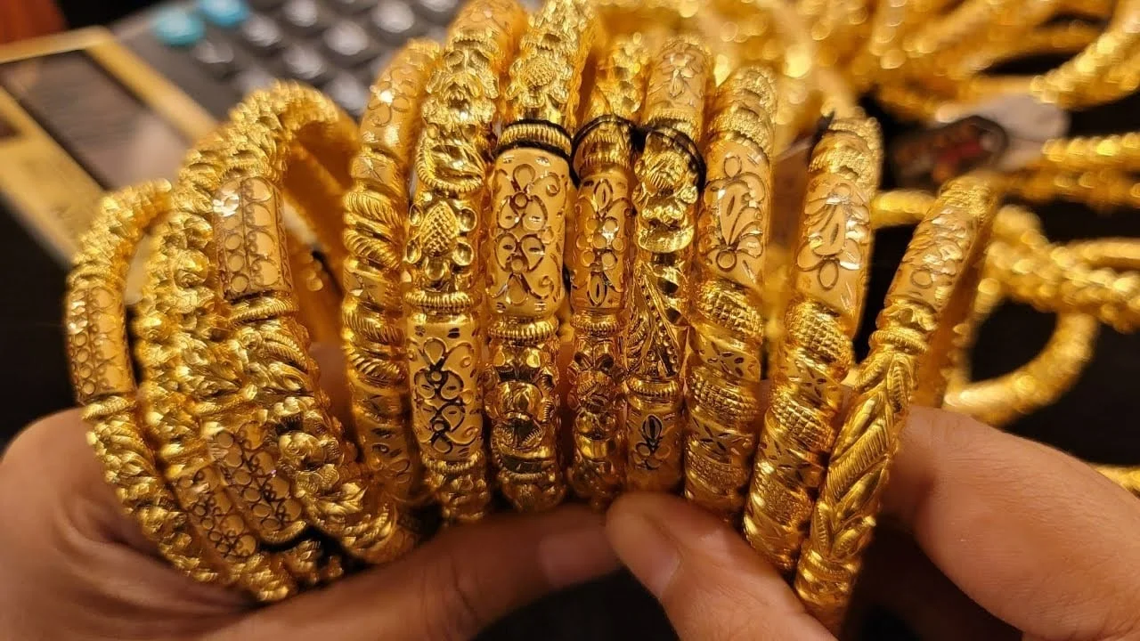 الأصفر يقفز بشكل حاد.. سعر الذهب اليوم يواصل الاحتراق بين الصاغة وعيار 21 يسجل هذا الرقم الأصفر يقفز بشكل حاد.. سعر الذهب اليوم يواصل الاحتراق بين الصاغة وعيار 21 يسجل هذا الرقم