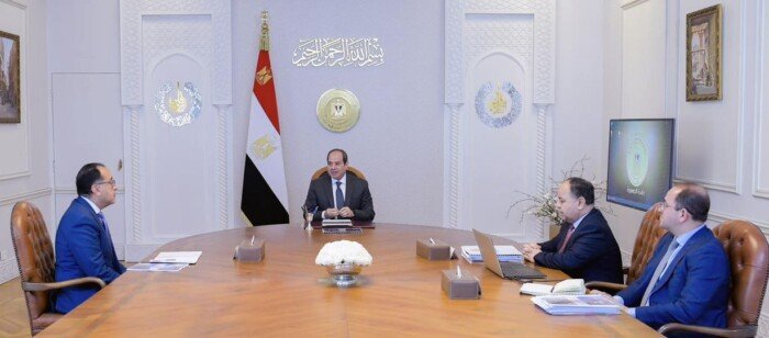 الرئيس السيسي يأمر باتخاذ كافة الإجراءات لخفض الدين العام الرئيس السيسي يوجه باتخاذ جميع الإجراءات لخفض الدين العام للموازنة