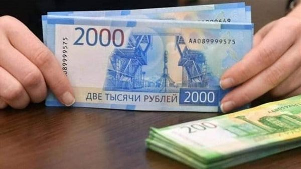 الروبل الروسي يعود إلى أدنى مستوياته في أسبوعين أمام الدولار الروبل الروسي