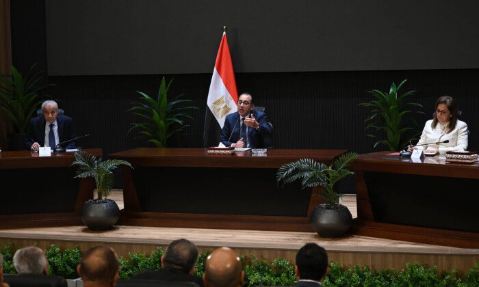 رئيس الوزراء يتوصل إلى اتفاق مع المصنعين والمنتجين على خفض أسعار السلع خلال 48 ساعة رئيس الوزراء يتوصل لاتفاق مع مصنّعين ومنتجين لخفض أسعار السلع خلال 48 ساعة