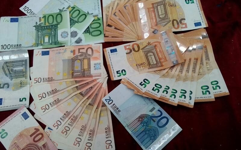 سعر اليورو مقابل الجنيه اليوم الاثنين 1 أبريل 2025 مشتريات ومبيعات سعر اليورو مقابل الجنيه اليوم الإثنين 1 أبريل 2024 بيعًا وشراءً